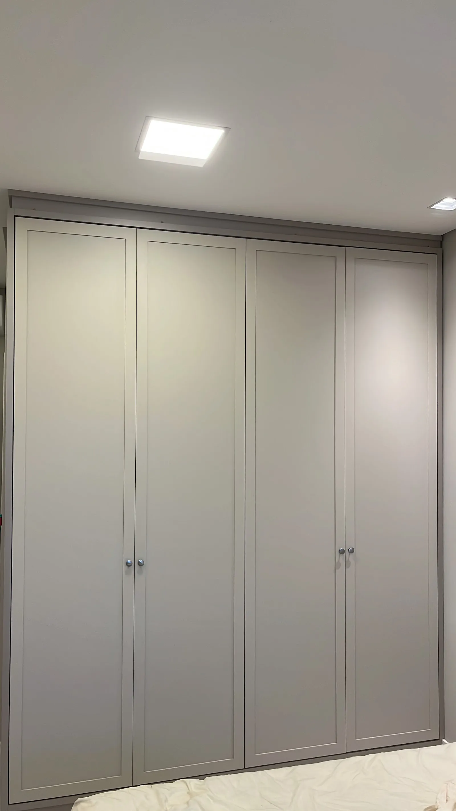 Guarda-roupa planejado de quatro portas até o teto