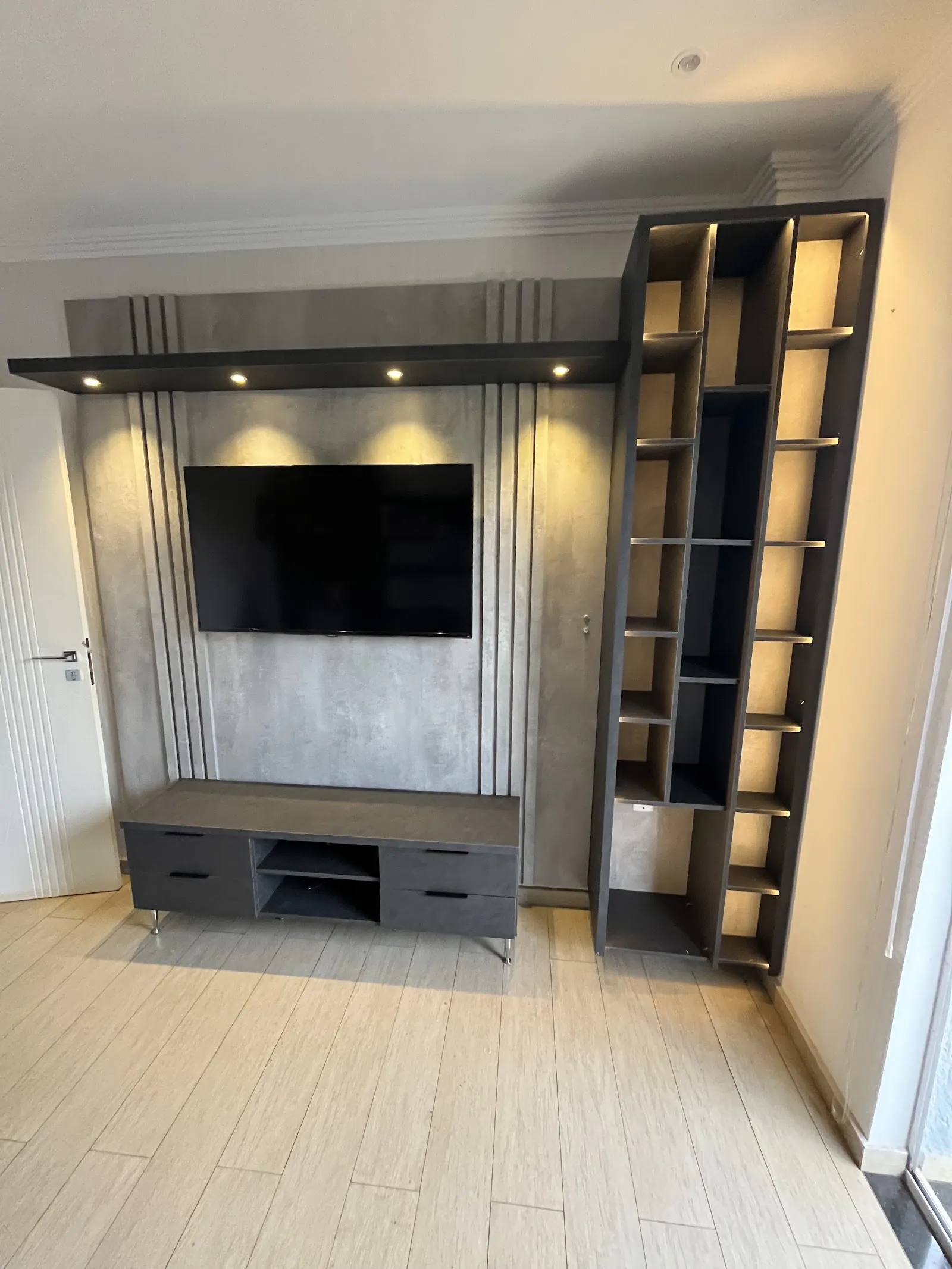 Painel de TV com iluminação embutida, rack suspenso e estante vazada