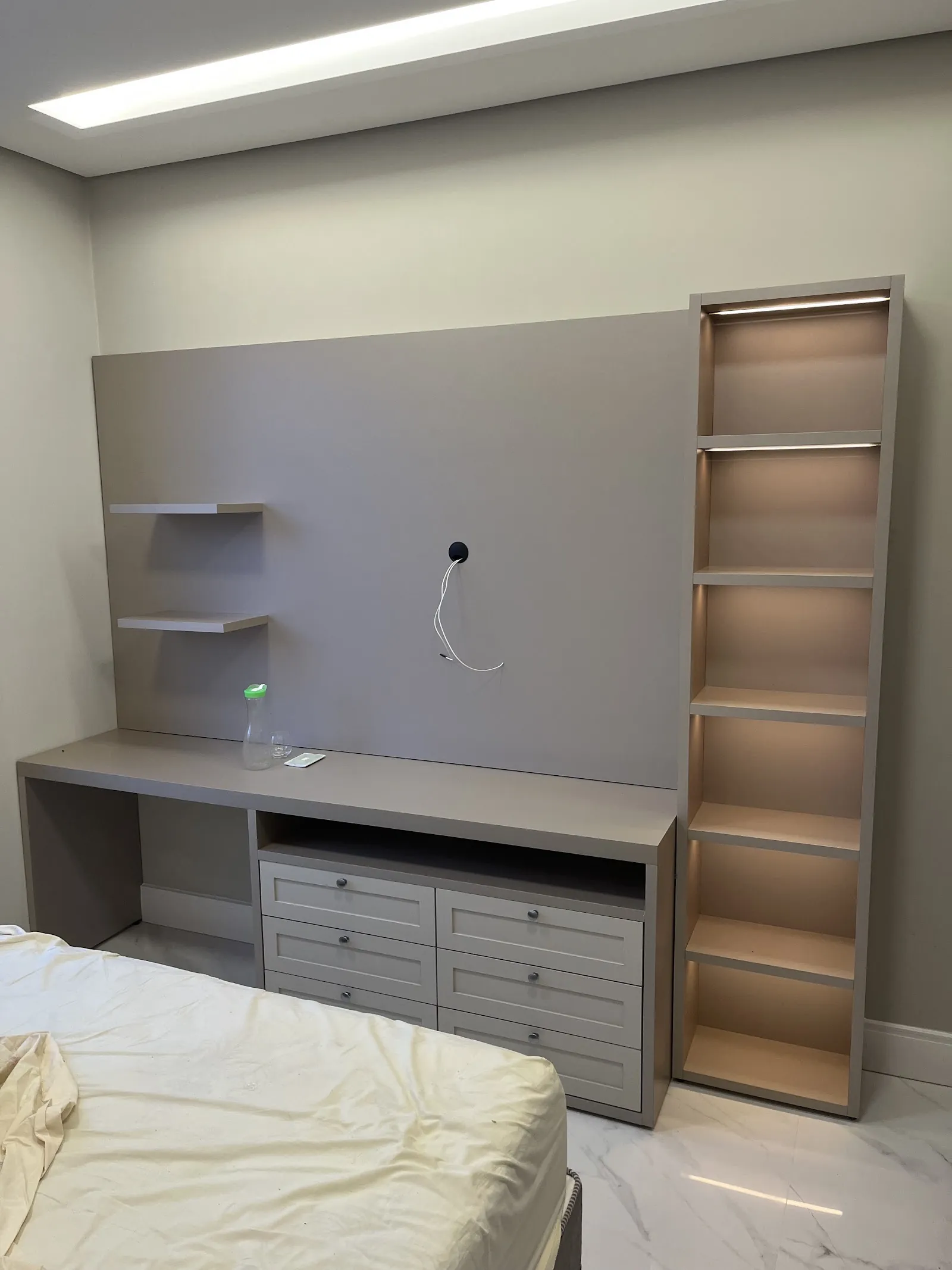 Quarto com painel, escrivaninha, gaveteiro e estante iluminada